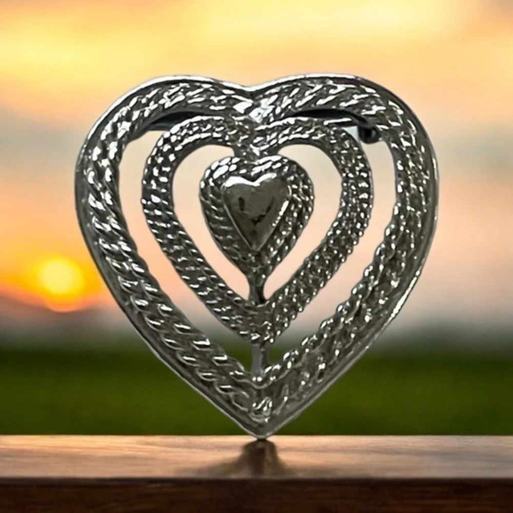 🫶🏻 Vintage Gerry’s Heart Brooch